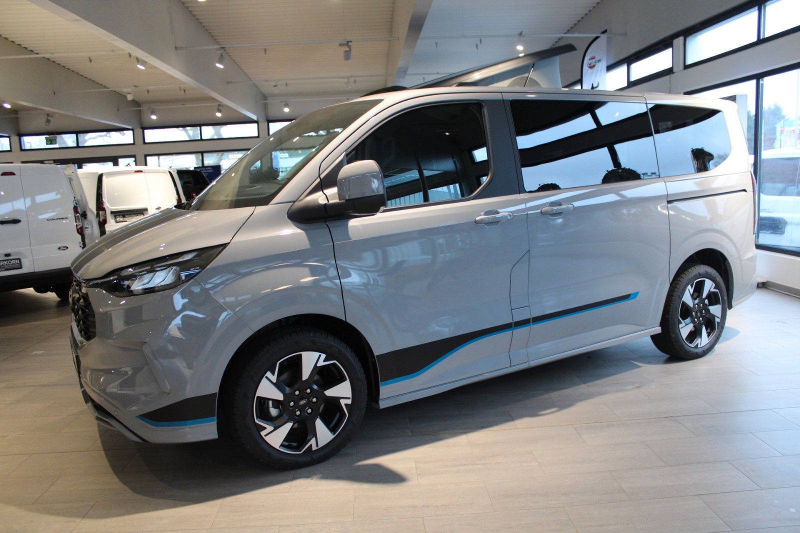 Fahrzeugabbildung Ford Tourneo Custom Automatik L1 SPORT mit AHK + GJR
