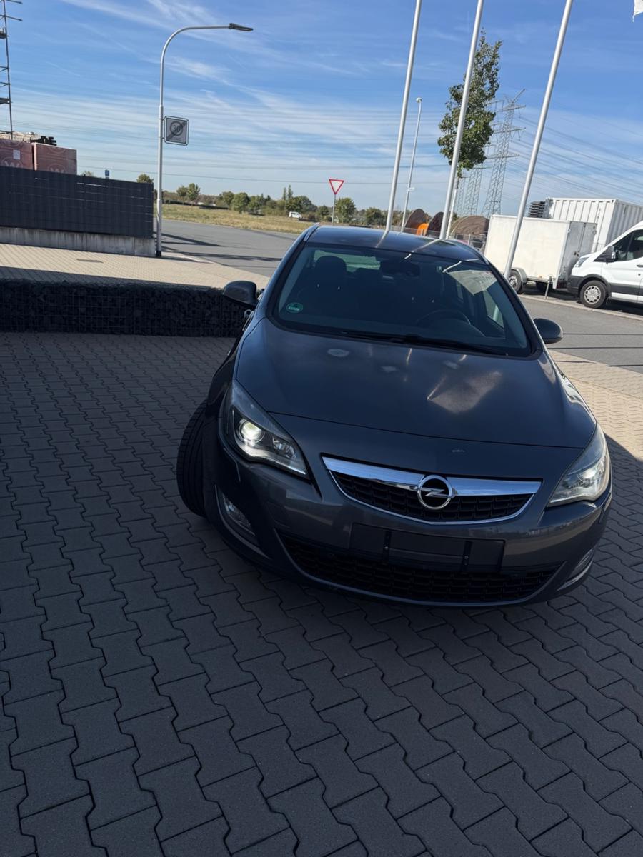 Opel Astra 2011 — rear view