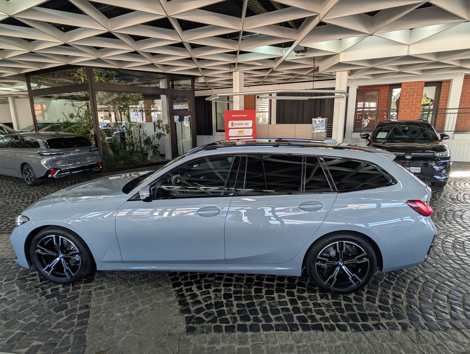 Fahrzeugabbildung BMW 320 d xDrive M Sport SHADOW PANO ACC KAM AHK LED