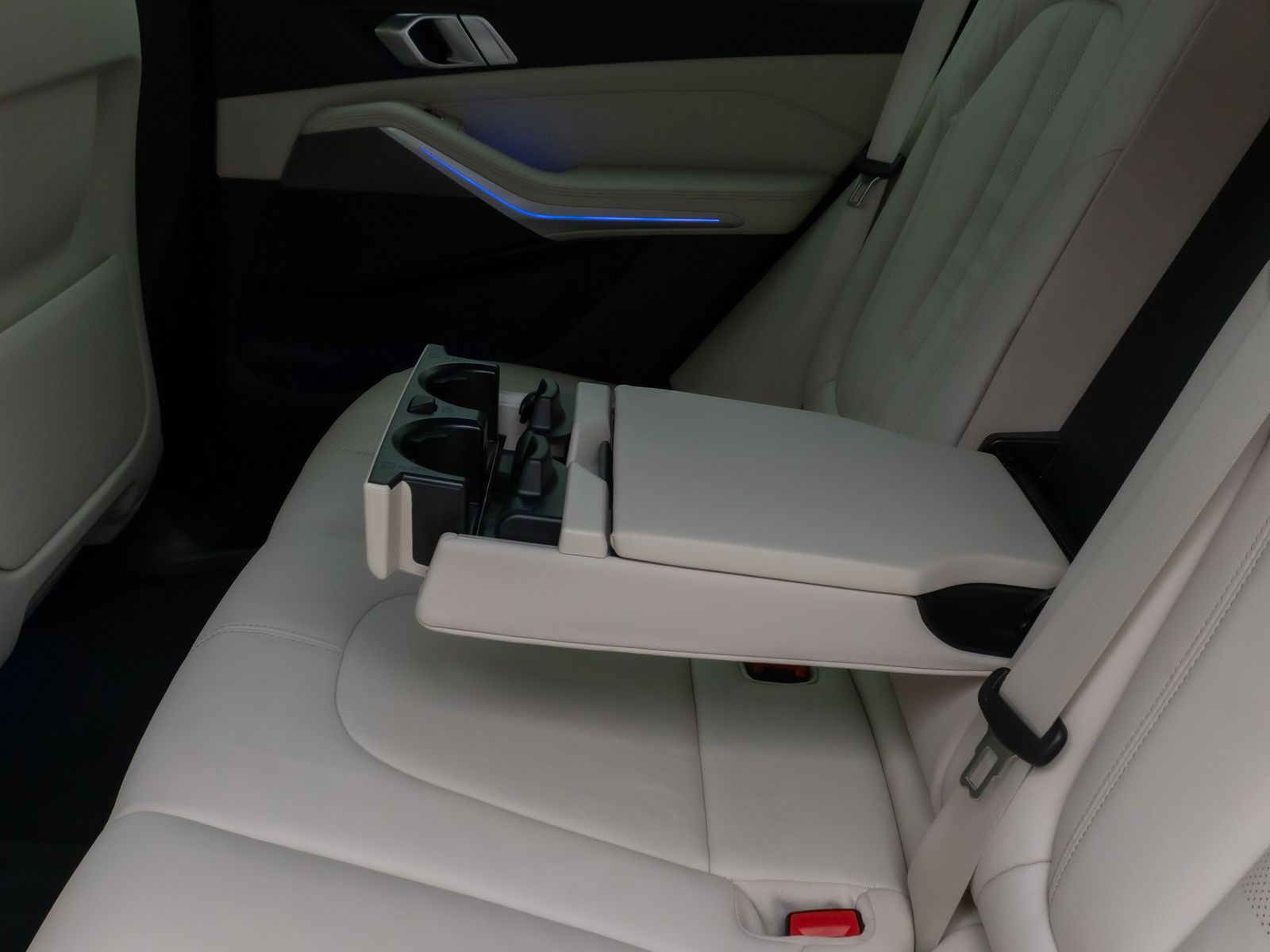 Fahrzeugabbildung BMW X5 xD30d M Sport Kamera HUD DAB HiFi Komfort 20"