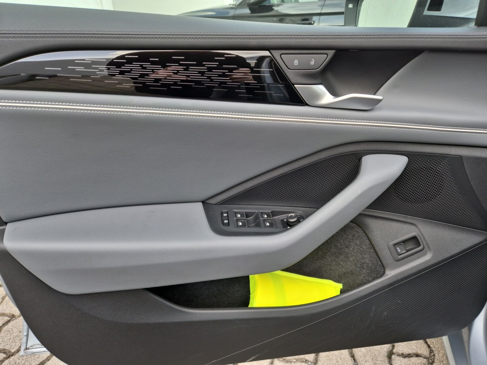 Fahrzeugabbildung Volkswagen Passat TDI Elegance DSG Matrix STH AHK Navi Pano
