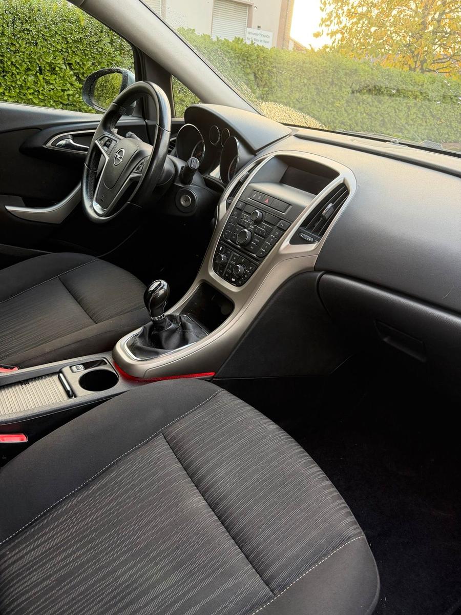 Opel Astra 2010 — photo 10
