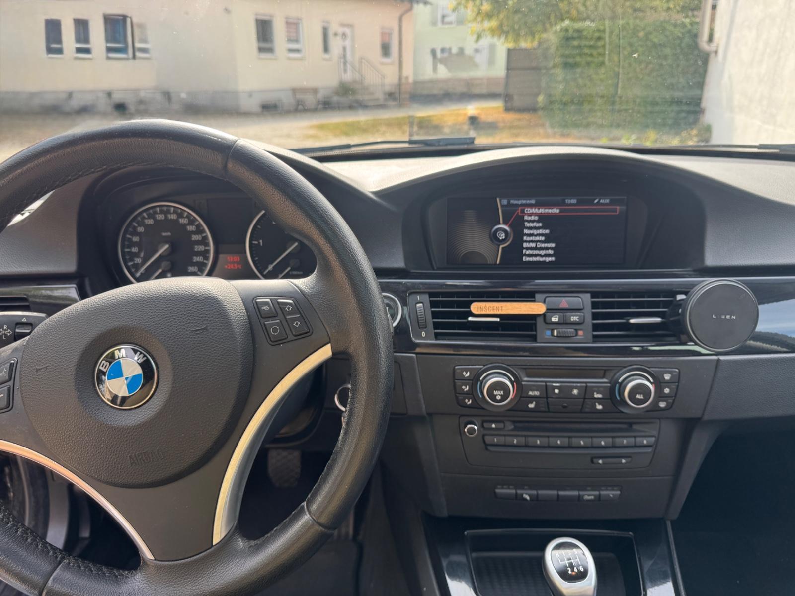 BMW 318 2010 — photo 13