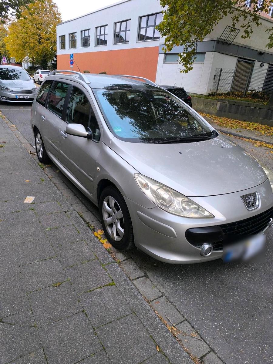 Peugeot 307 2006 — rear view