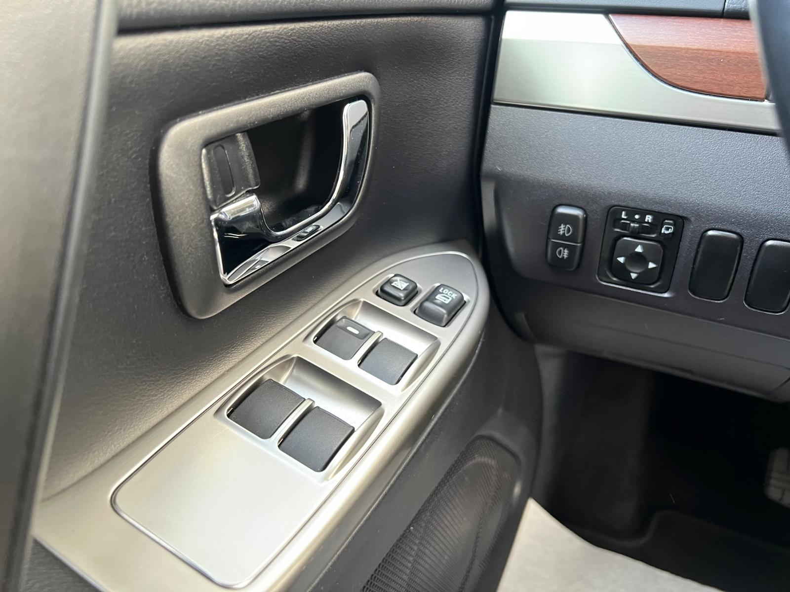 Mitsubishi Pajero 3.2 DI-D 200 ch Instyle 4x4 - 7 places - Cuir - GPS - Toit ouvrant