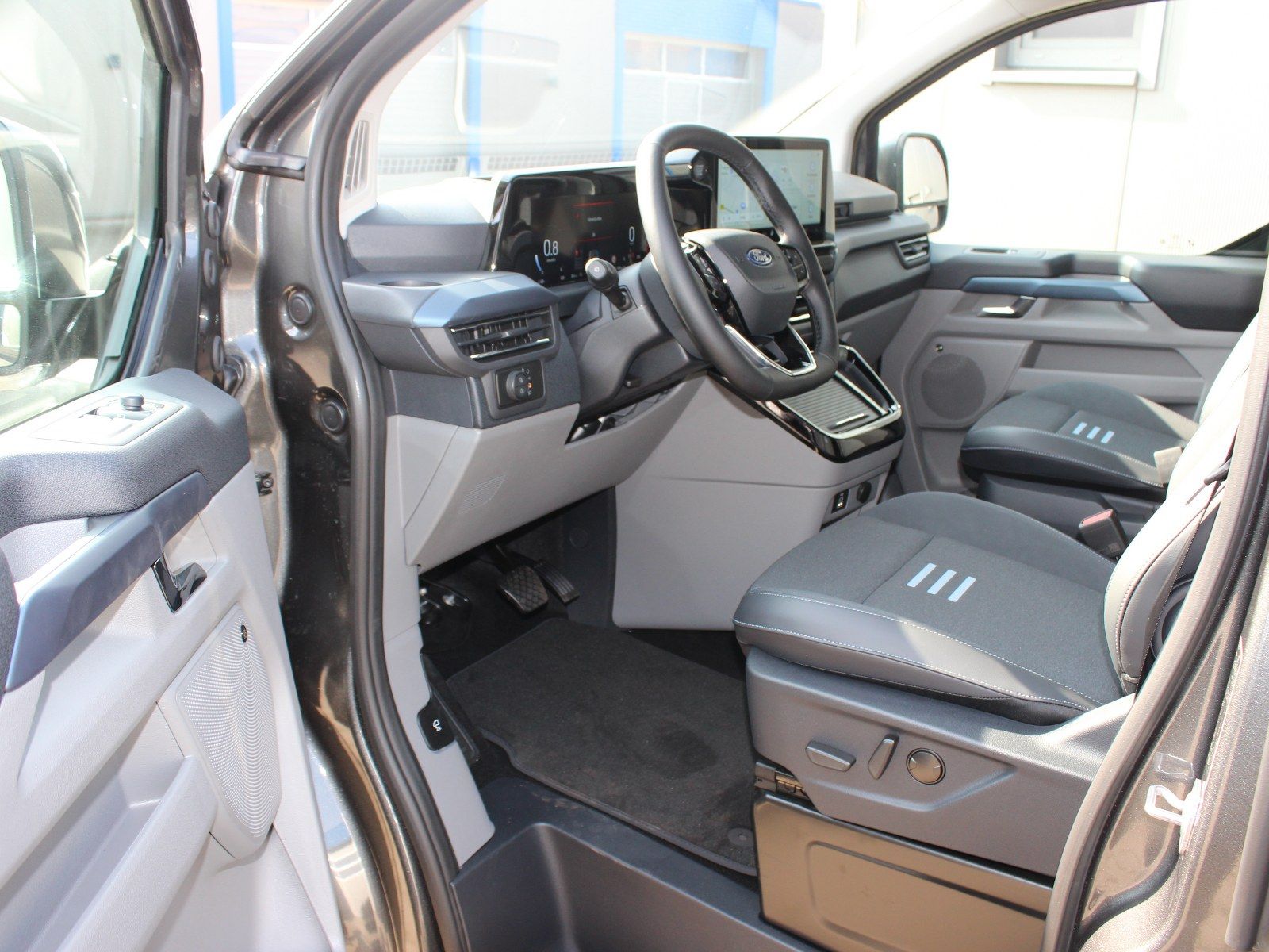 Fahrzeugabbildung Ford Tourneo Custom 320 L1 Tourneo Active FWD Bus