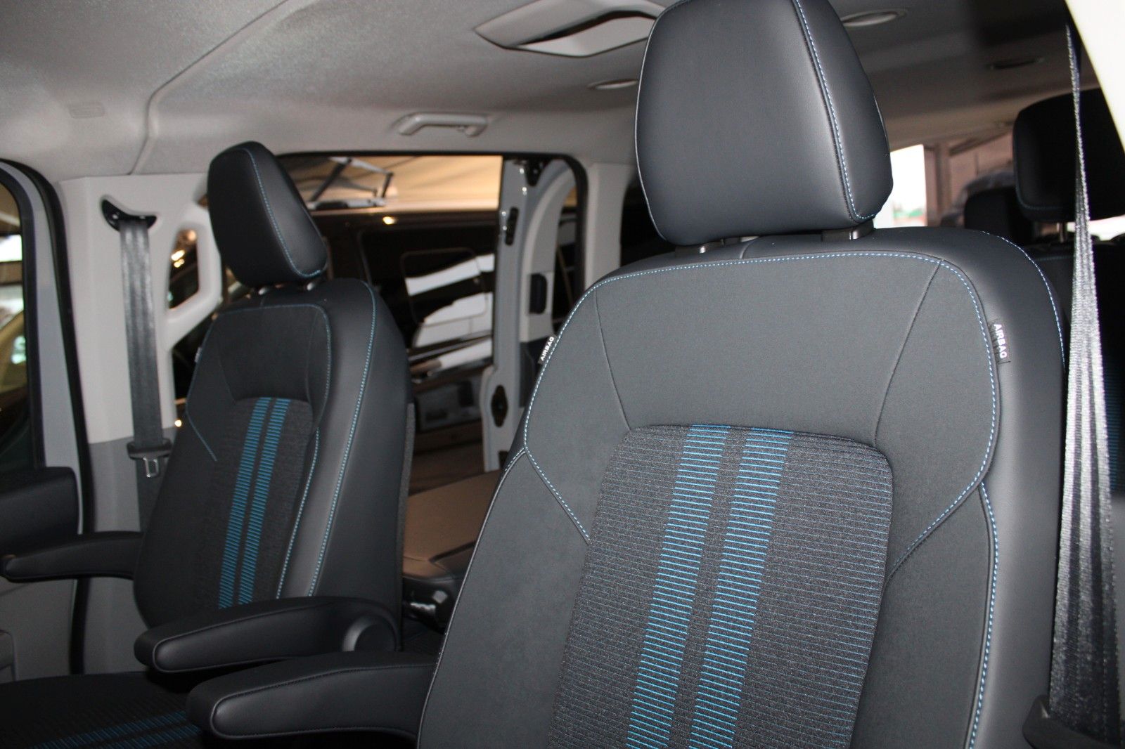 Fahrzeugabbildung Ford Tourneo Custom Automatik L1 SPORT mit AHK + GJR