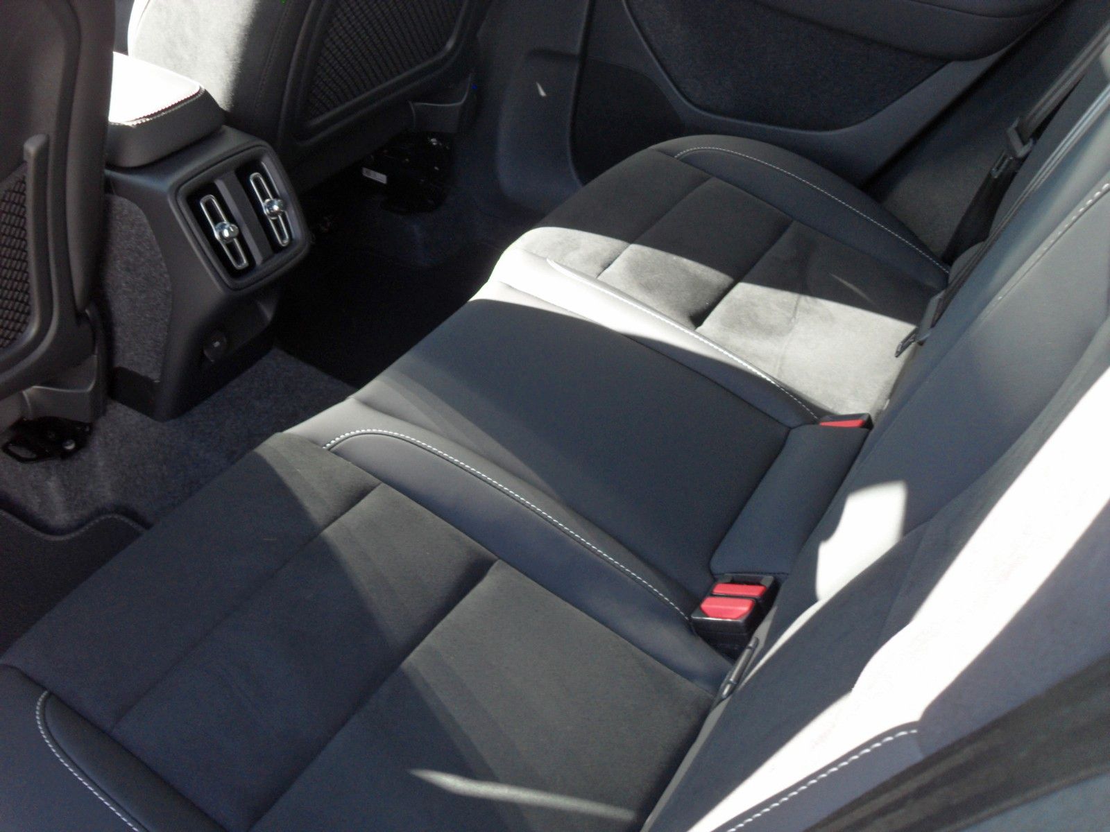 Fahrzeugabbildung Volvo XC 40 Ultra Dark 2WD
