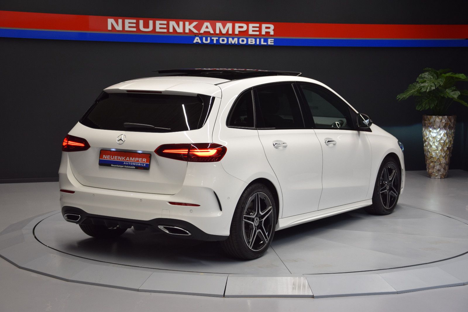 Fahrzeugabbildung Mercedes-Benz B 250 4Matic AMG Pano 360° Night ACC MBUX