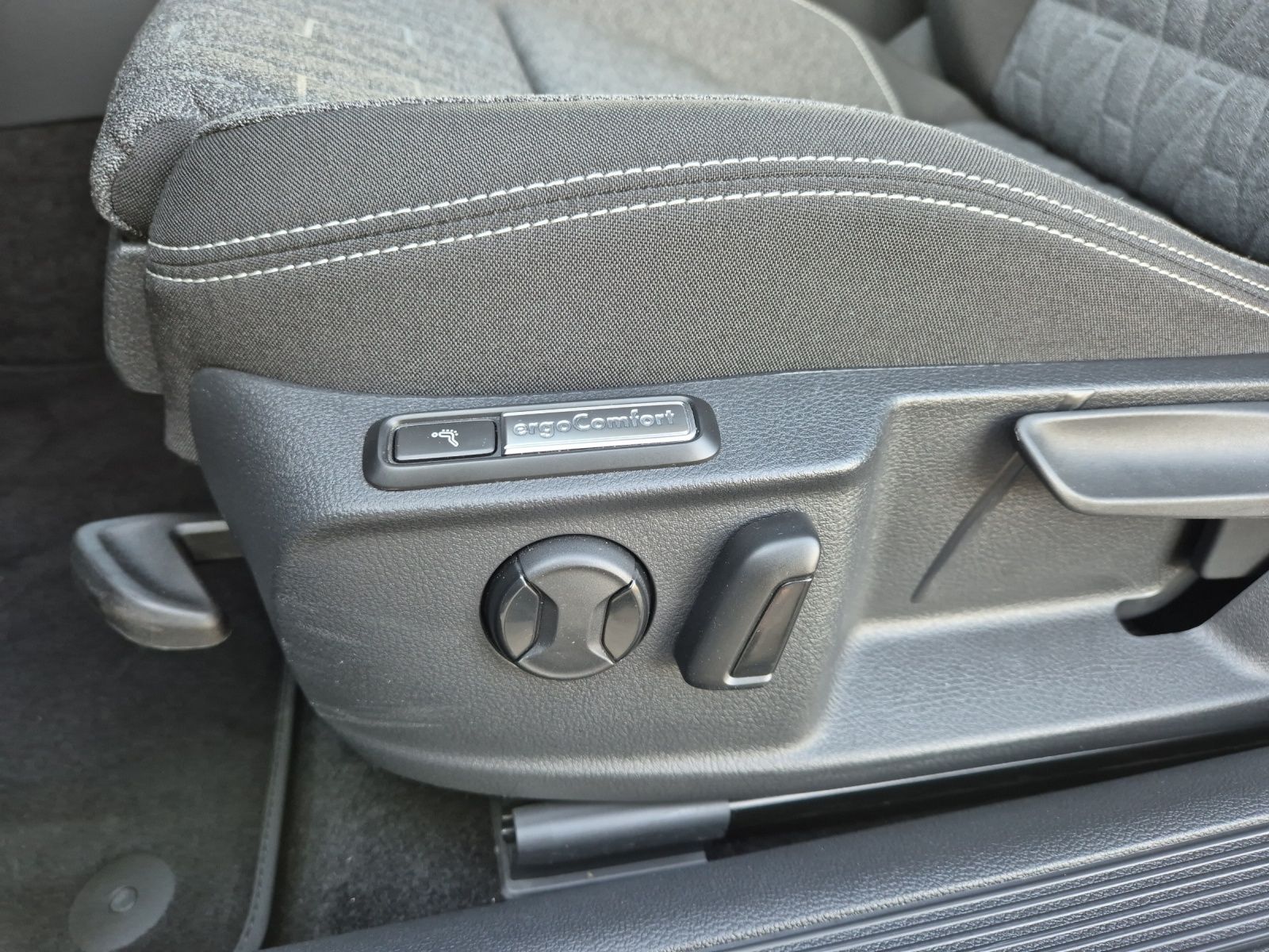 Fahrzeugabbildung Volkswagen Passat Variant TDI Business DSG 4M LED AHK Navi