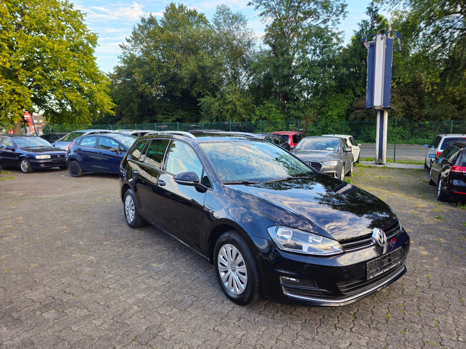 Volkswagen Golf - 1
