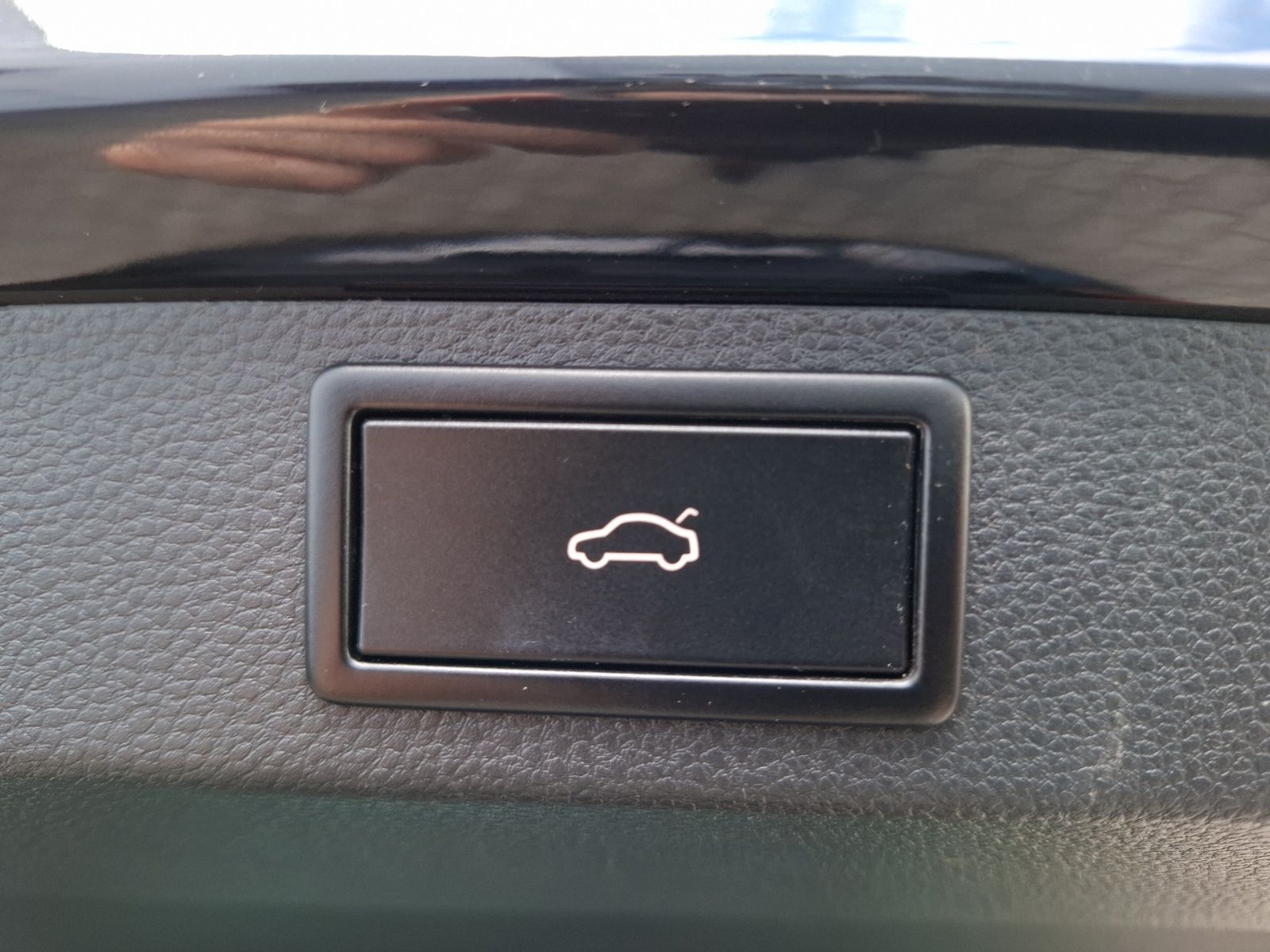 Fahrzeugabbildung SKODA Karoq TSI Sportline DSG 4x4 LED AHK Navi PANO AC