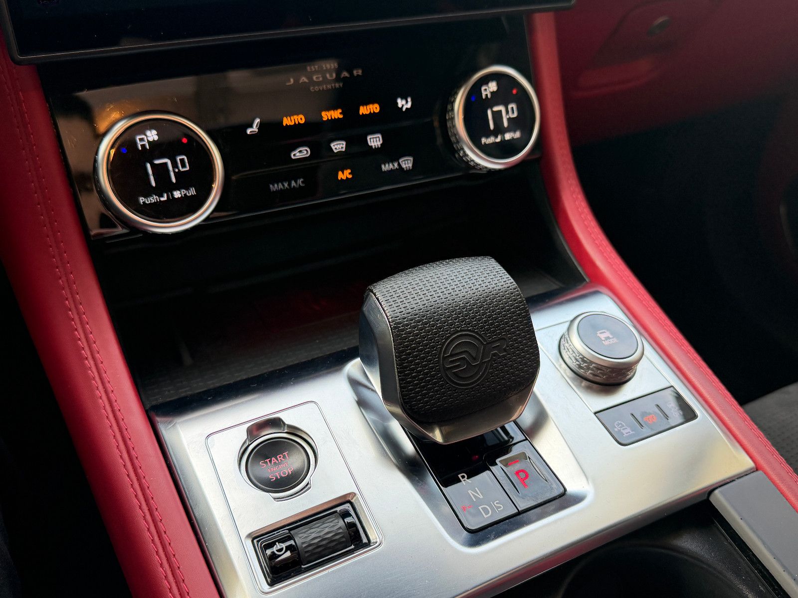 Fahrzeugabbildung Jaguar F-PACE SVR /PANO/MERIDIAN/HUD/360°KAM/MEMORY