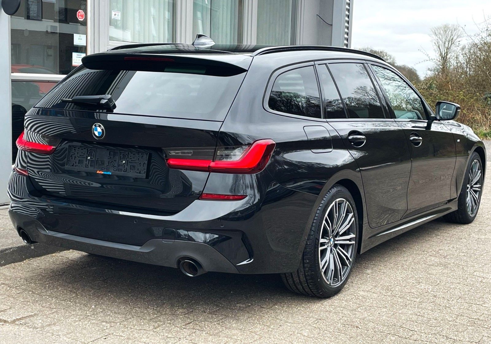 Fahrzeugabbildung BMW 320d M SPORT SAG tLEDER NAVI HiFi LIVE COCPIT+