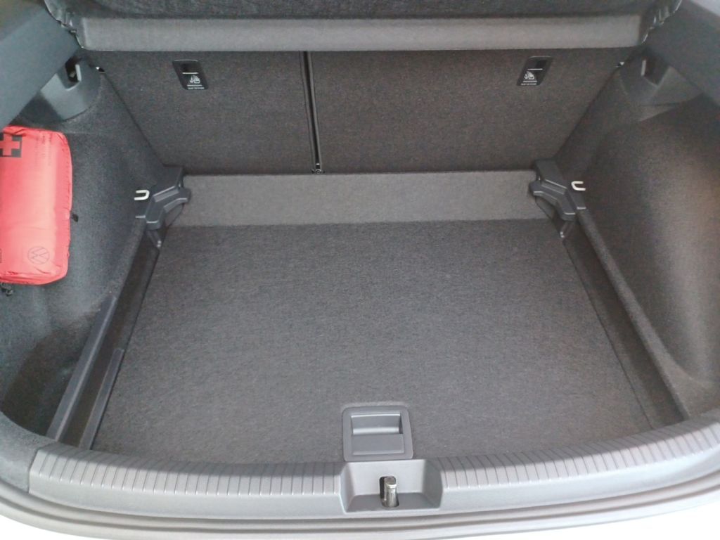 Fahrzeugabbildung Volkswagen Taigo 1.0 TSI DSG R-Line Black Style Navi, AHZV