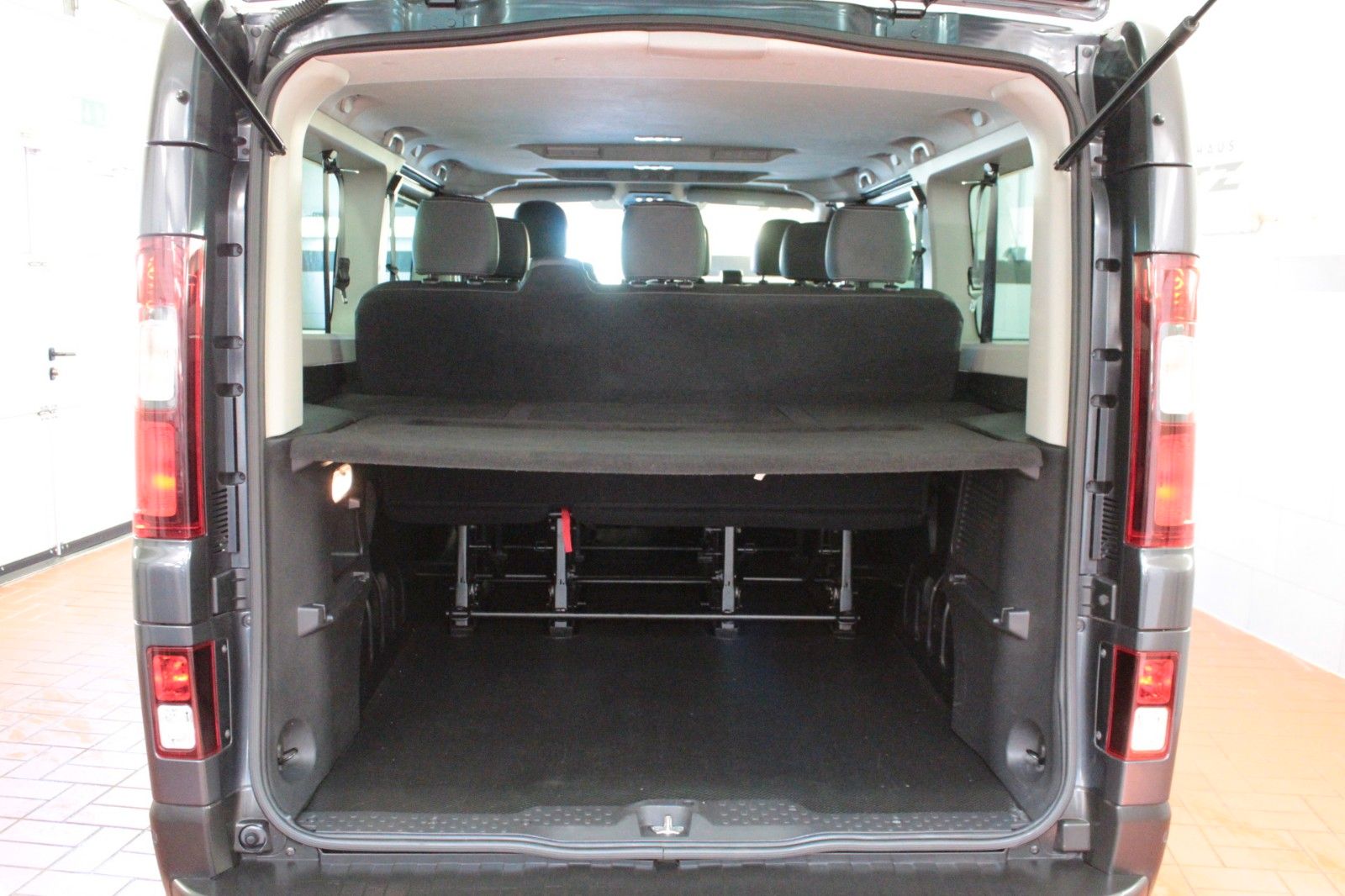 Fahrzeugabbildung Renault Trafic Grand L2H1 Blue DCI EDC Automatik