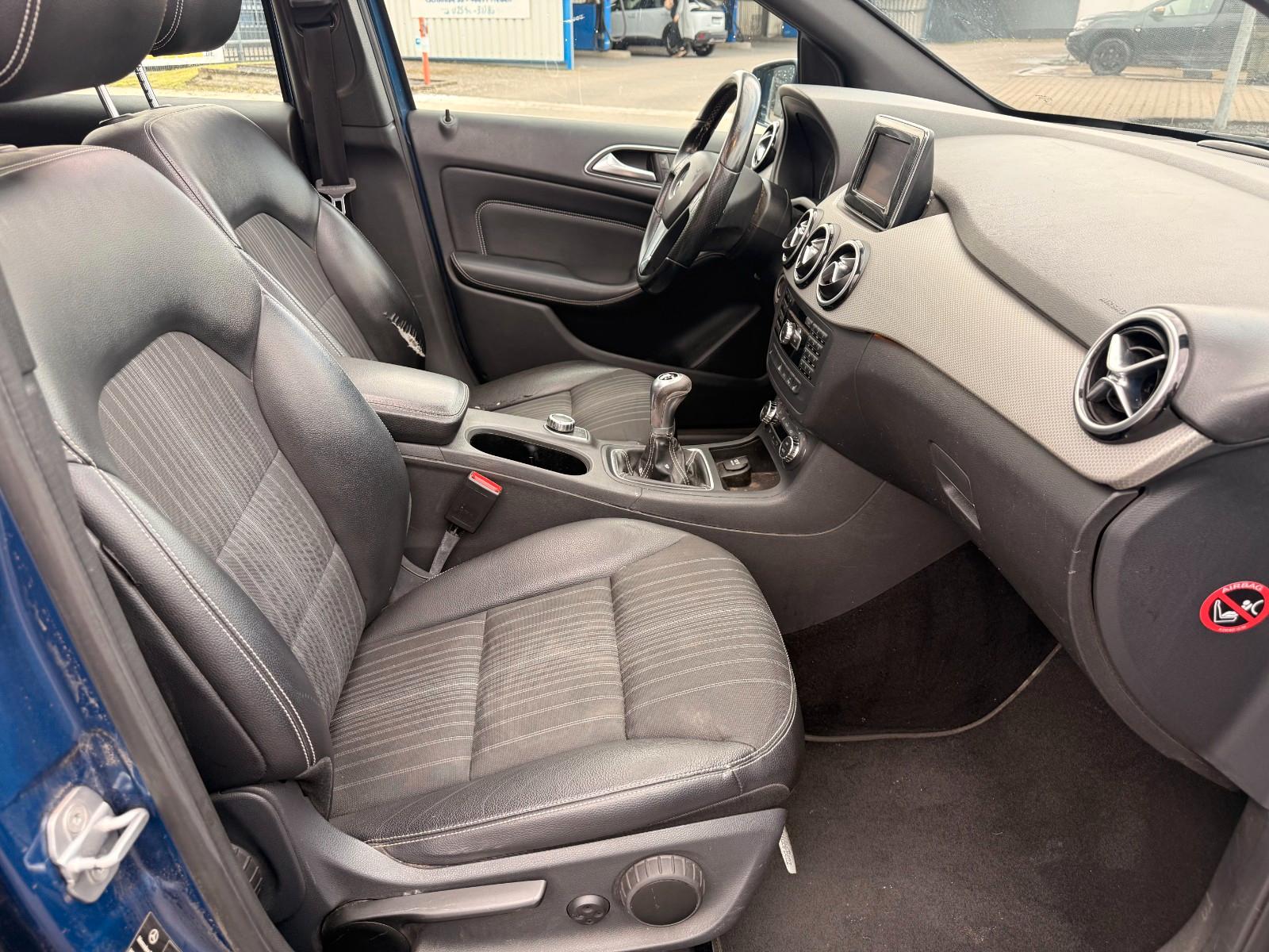 Mercedes-Benz B180 2011 — photo 12
