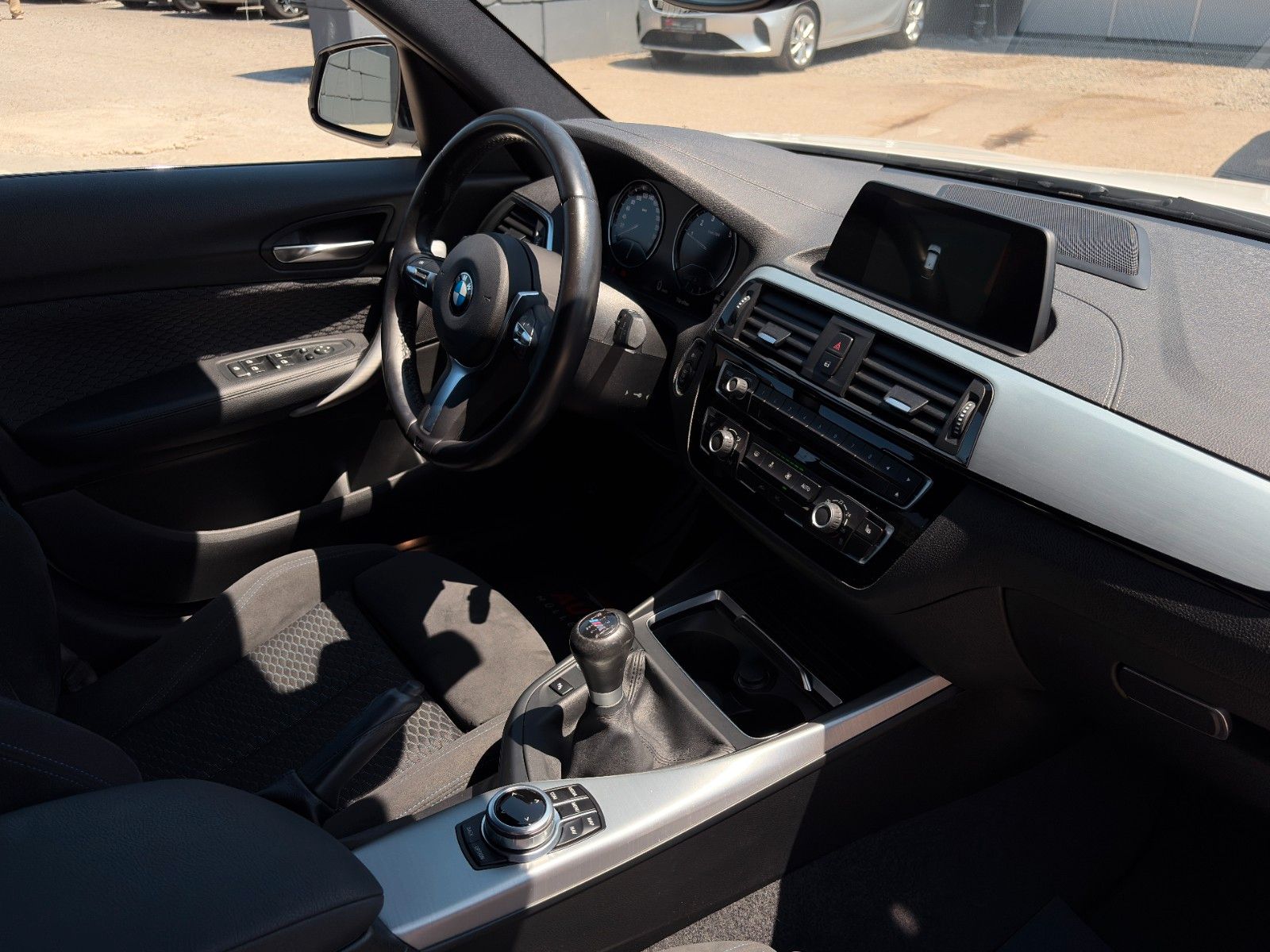 Fahrzeugabbildung BMW 118i M Sport Shadow Navi SHZ PDC LED BT HiFi