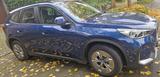 BMW iX1 xDrive30 - - blaue BMW iX1