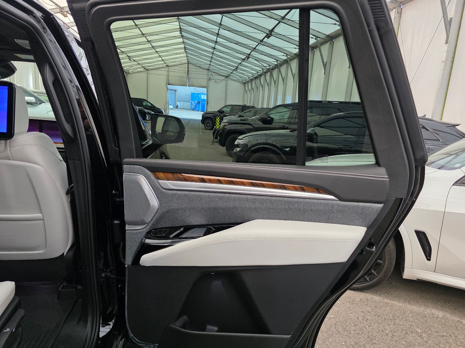 Fahrzeugabbildung Cadillac Escalade Sport Platinum T1: 129.000 EUR, Stock !