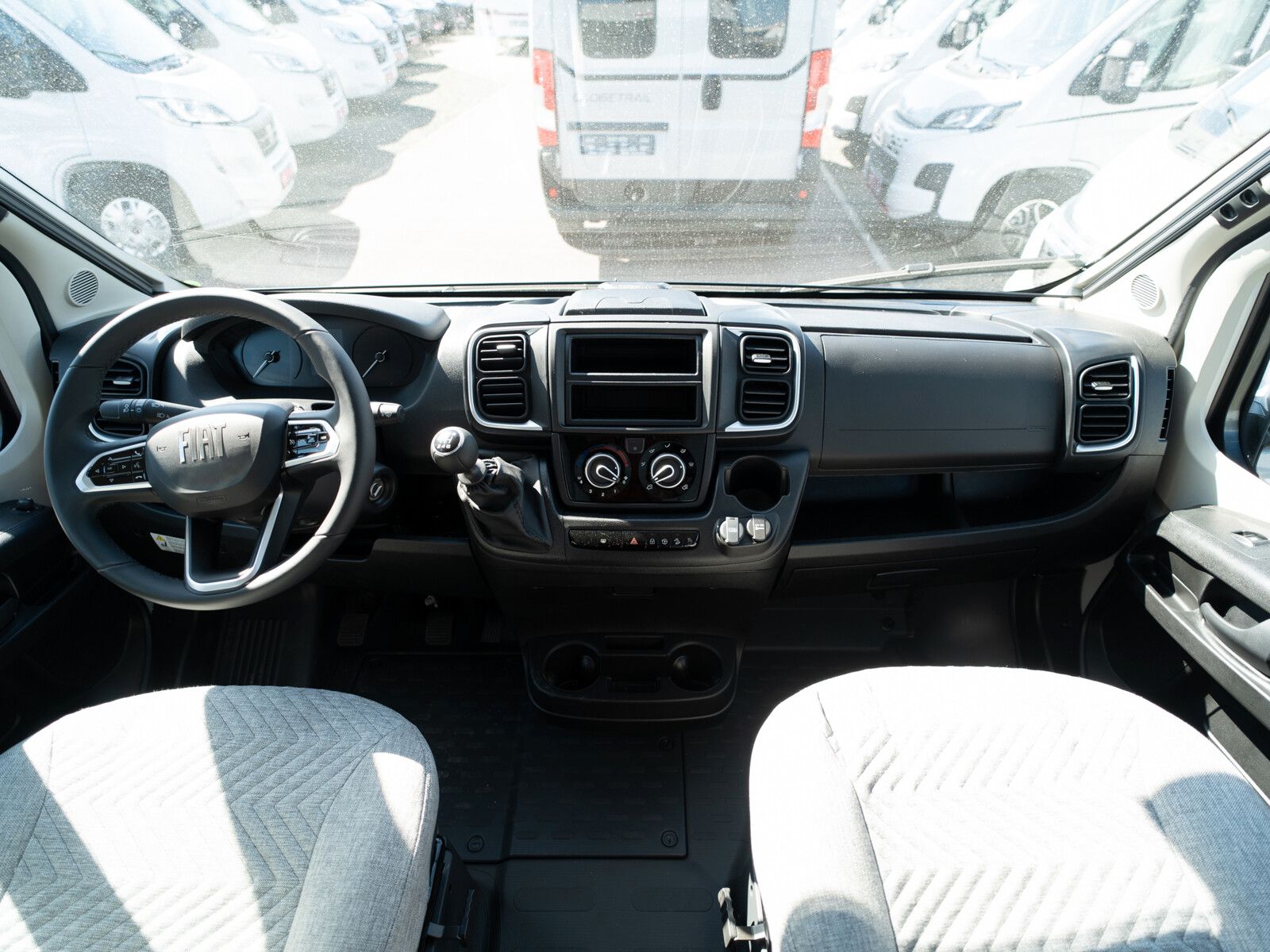 Fahrzeugabbildung Dethleffs Globetrail 640 EK Fiat Heckauszug/Rahmenfenster