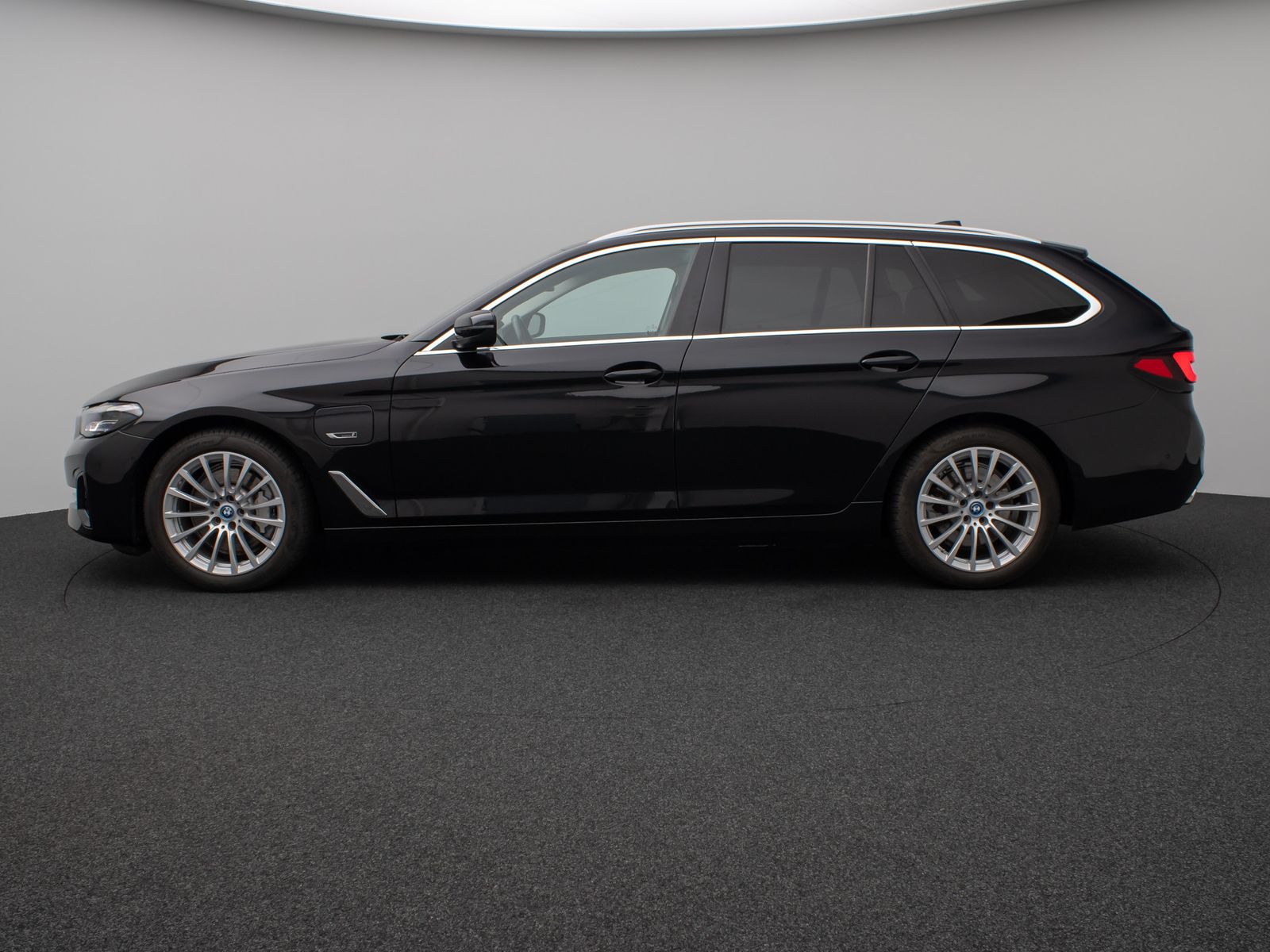Fahrzeugabbildung BMW 530e Kamera DAB HiFi CockPitPro Fernlichtassist