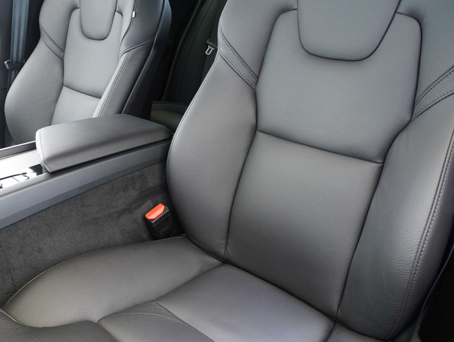 Fahrzeugabbildung Volvo V60 B4 D Plus Dark LEDER/NAVI/LED/ILS/CAM