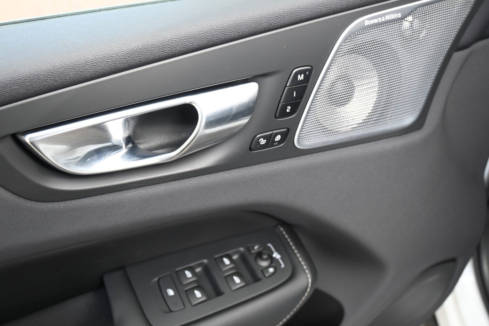 Fahrzeugabbildung Volvo XC60 T8 R Design PHEV MAPS*Luft*B&W*STHZG*HUD*