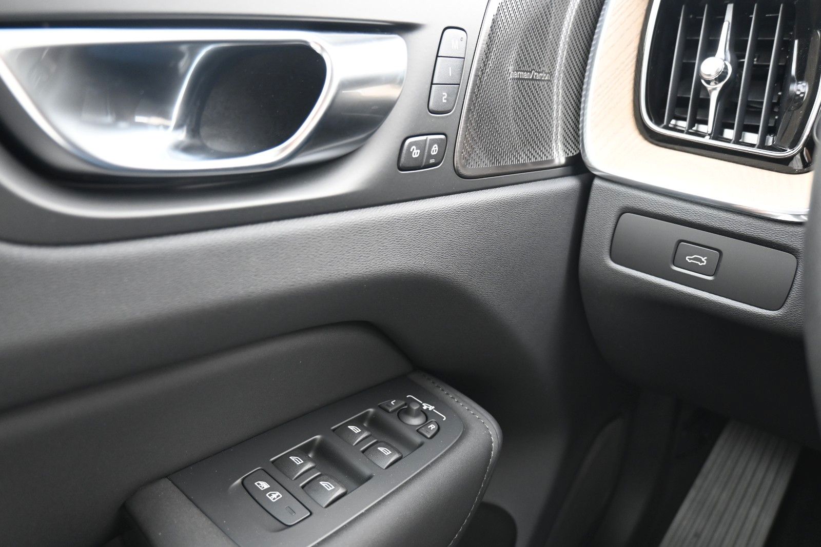 Fahrzeugabbildung Volvo XC60 B5 AWD Plus Dark*FSHZG*360°*ACC*AHK