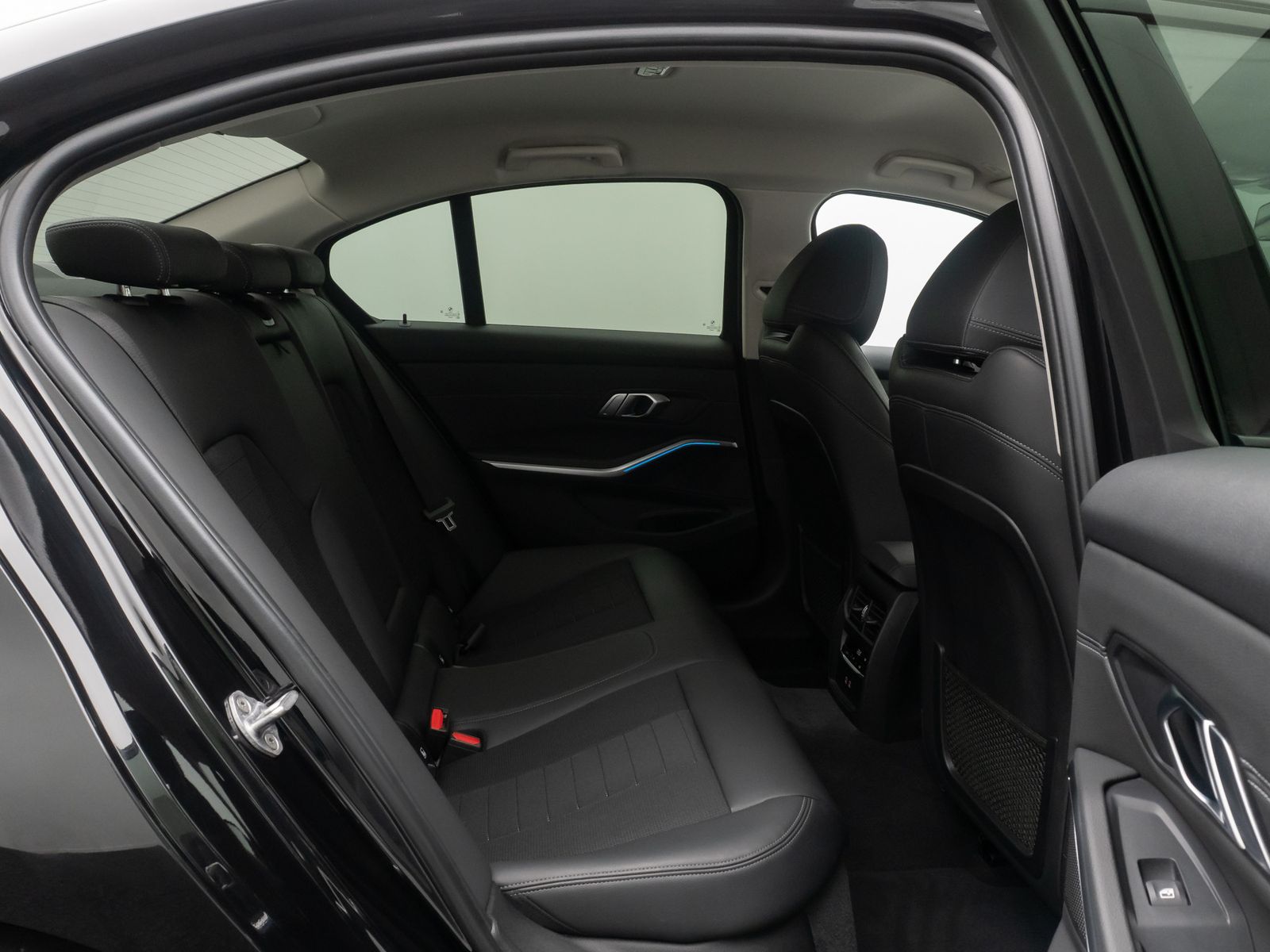 Fahrzeugabbildung BMW 330e Sport Line DAB Alarm Geschwindig Teilleder