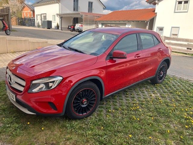 MERCEDES-BENZ GLA 200