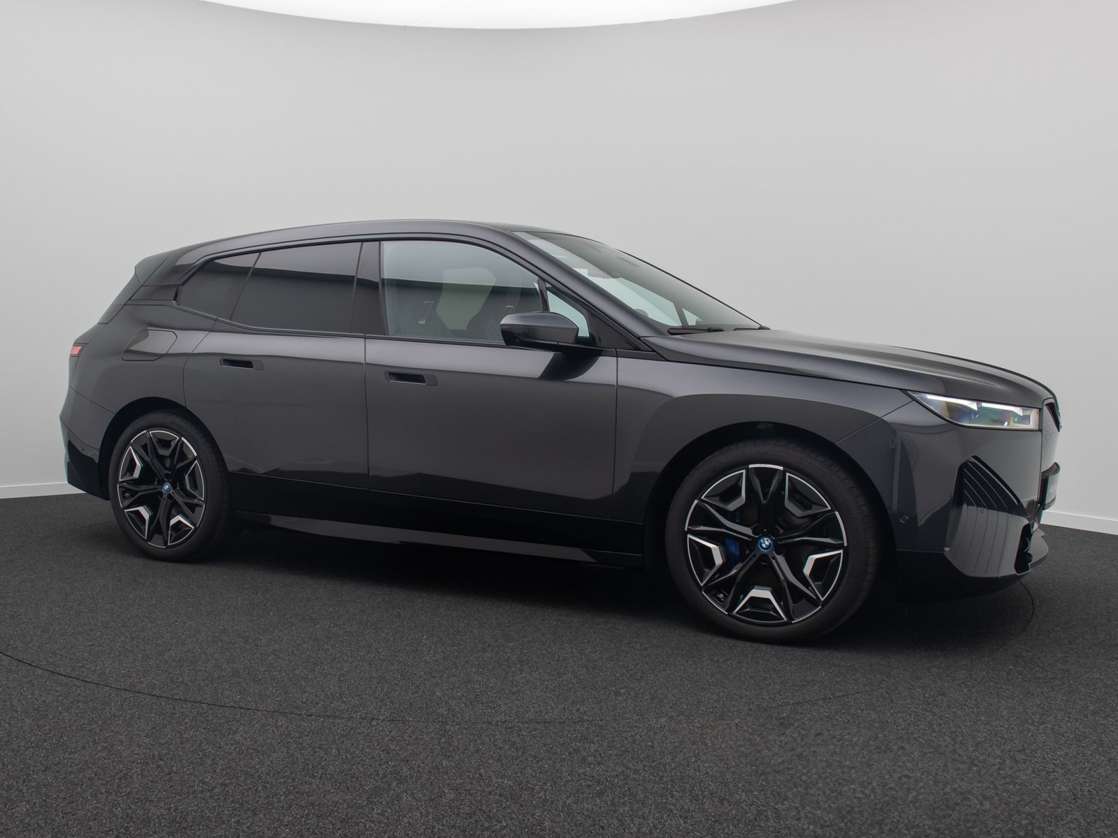 Fahrzeugabbildung BMW iX xD40 Sportpaket DAB SkyLounge 360° AHK 22Zoll