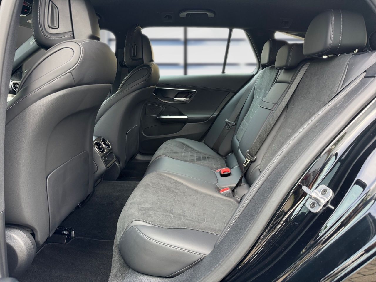 Fahrzeugabbildung Mercedes-Benz C 300 d T AMG+AHK+DISTRONIC+CARPLAY+AMBIENT+LED+