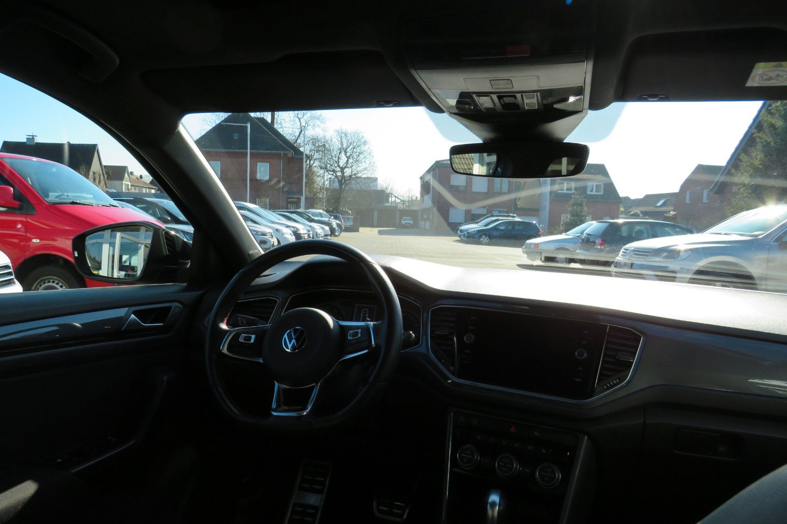 Fahrzeugabbildung Volkswagen T-Roc SPORT PANO AHK LED NAVI ACC PDC SITZH. 1.H