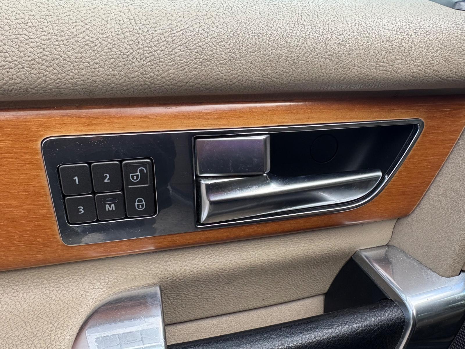 LAND ROVER DISCOVERY 4 SDV6 LANDMARK / 135 256 CH 4X4 BVA - VOLANT CUIR