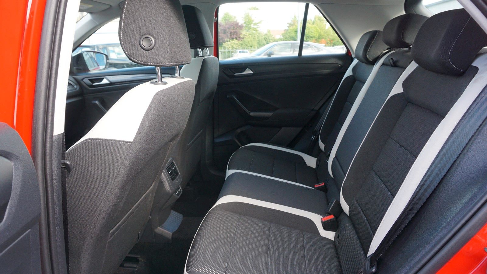 Fahrzeugabbildung Volkswagen T-Roc Sport, Sport Fahrwerk, Navi, Kamera, WR
