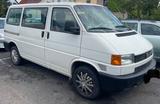 Volkswagen Überholter, weißer VW T4 - gebrauchte VW LT aus dem Jahr 2002