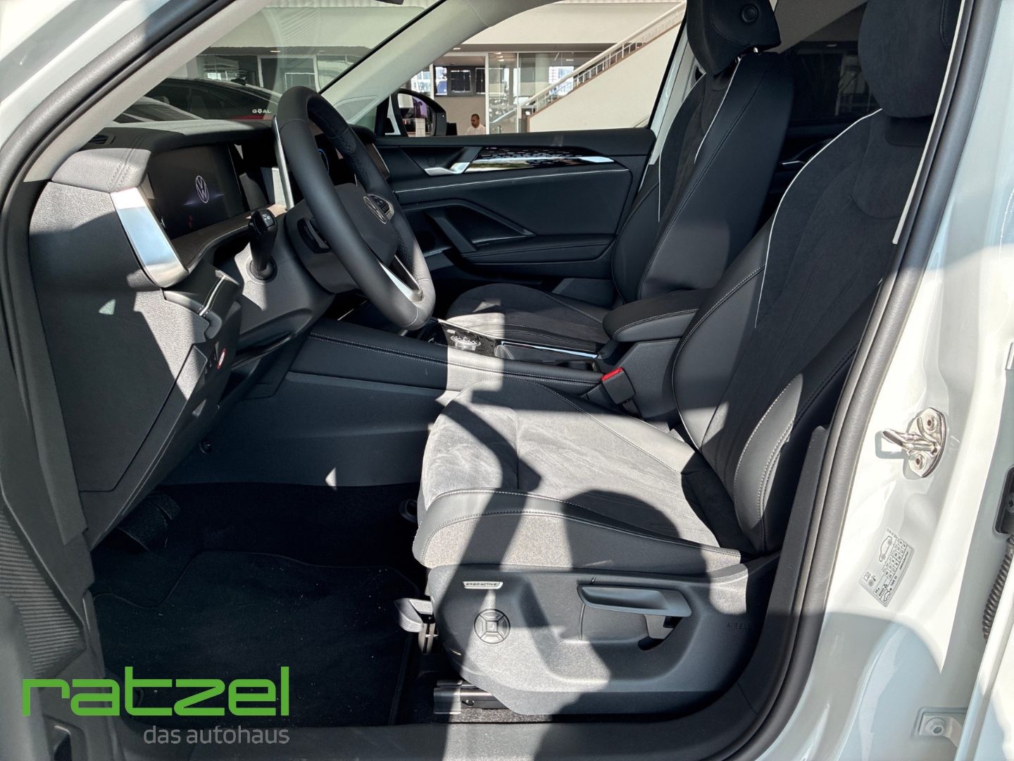 Fahrzeugabbildung Volkswagen Tayron ELEGANCE 1.5 TSI DSG 7-Sitzer+8-fach+NAVI