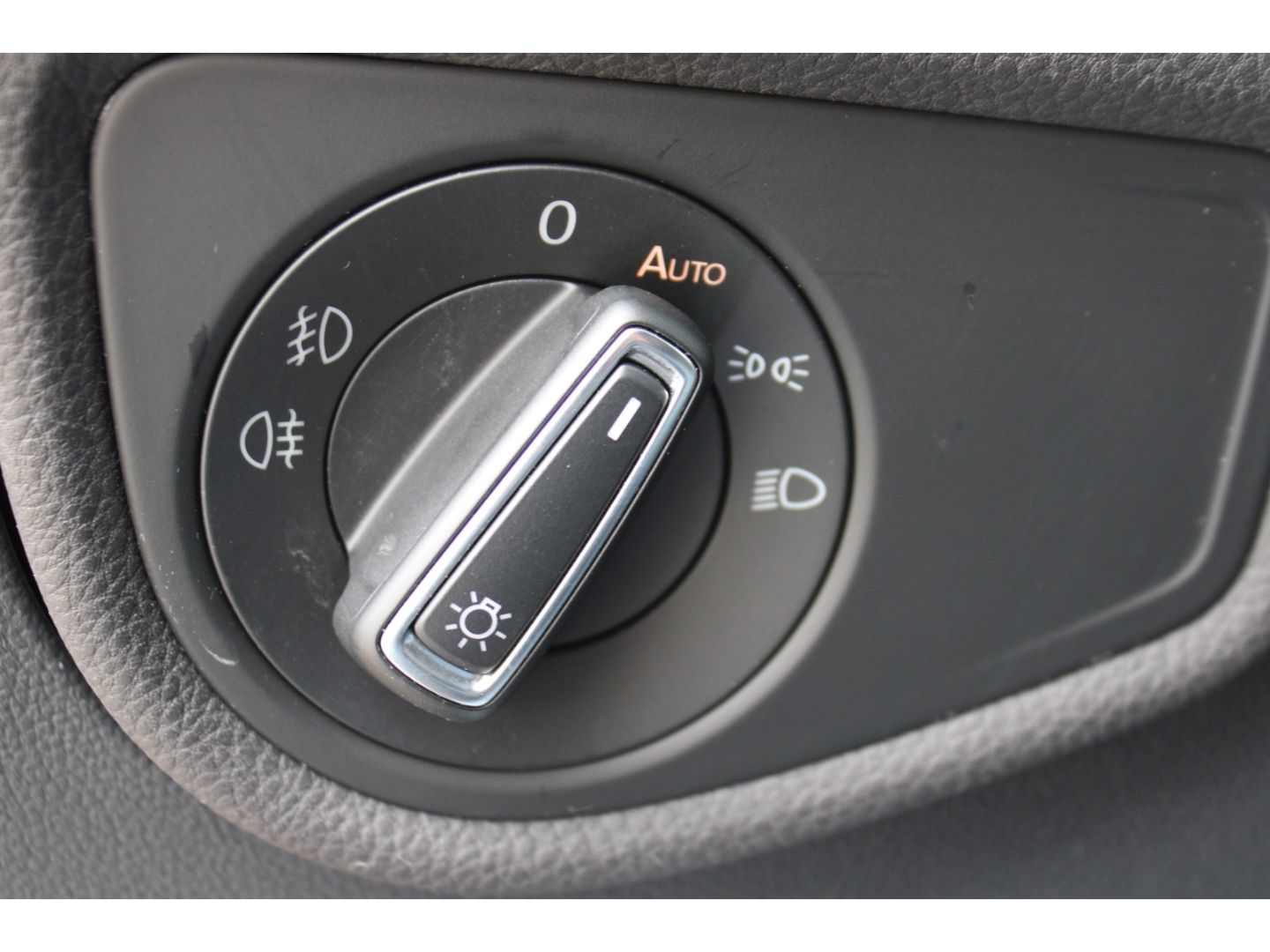 VW Touran IQ.DRIVE 2.0 TDI BMT ACC LED AHK el. Heck - Image 14