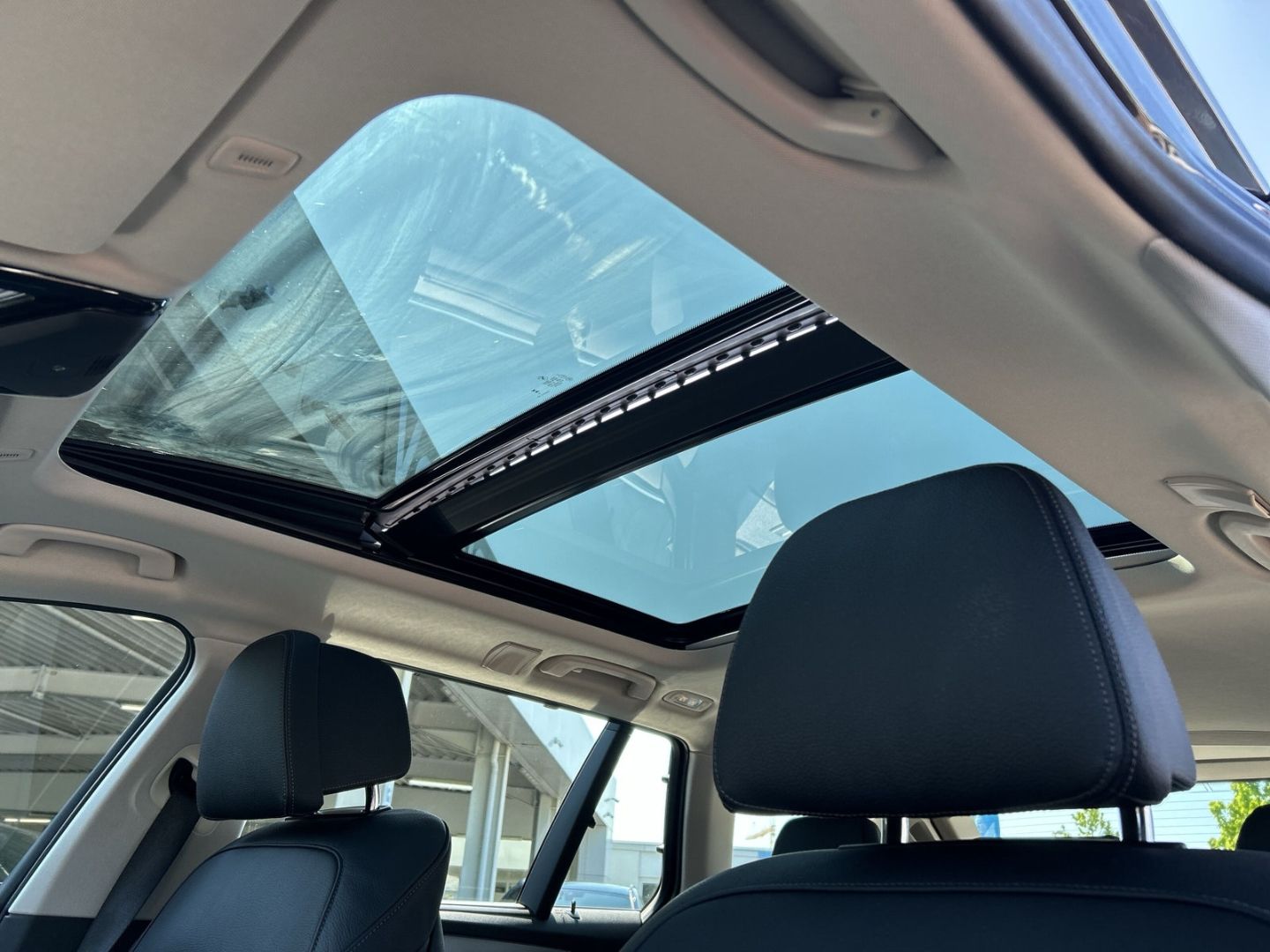 Fahrzeugabbildung BMW 530 e Touring Panorma Komfortsitze Head-Up WLAN
