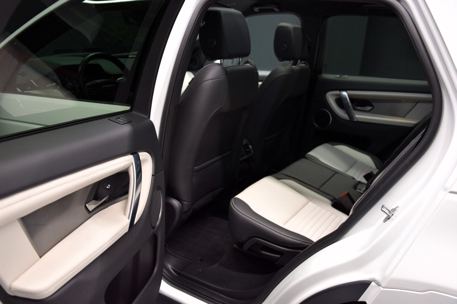 Fahrzeugabbildung Land Rover Discovery Sport R-Dynamic D 200 AWD Pano 360°AHK