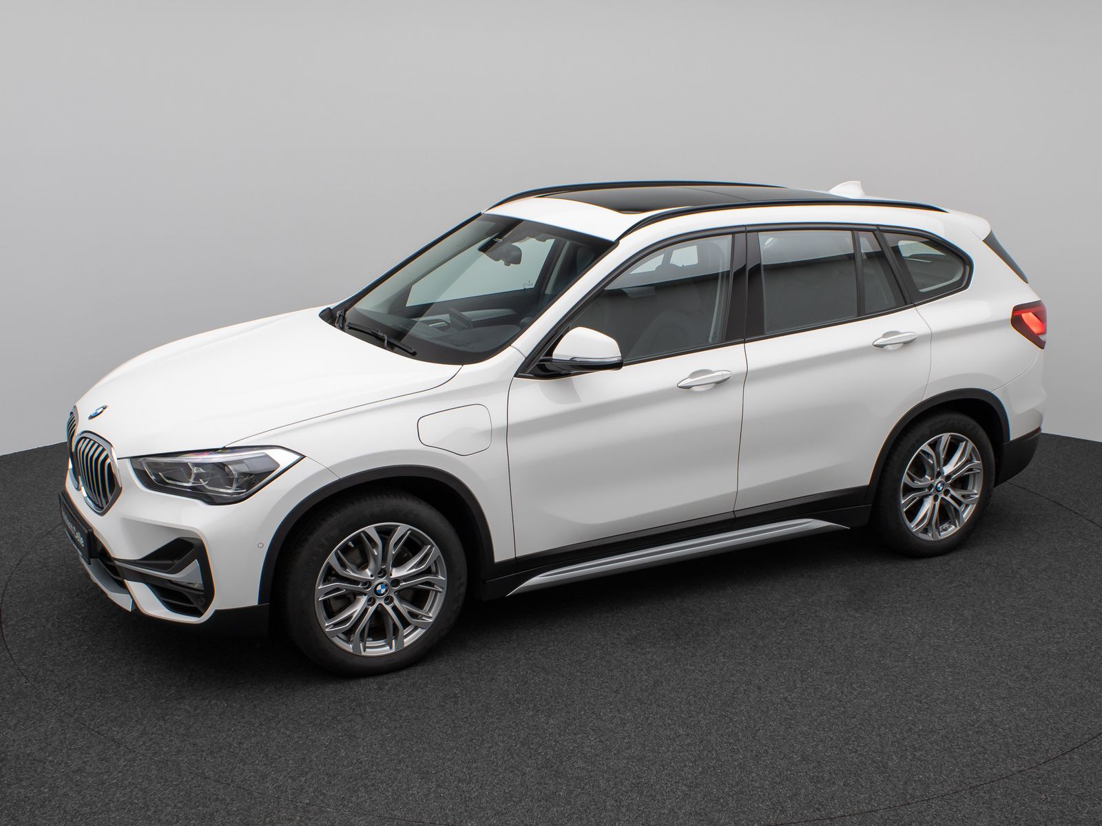 Fahrzeugabbildung BMW X1 xD25e xLine Panorama Kamera HUD DAB H/K AHK