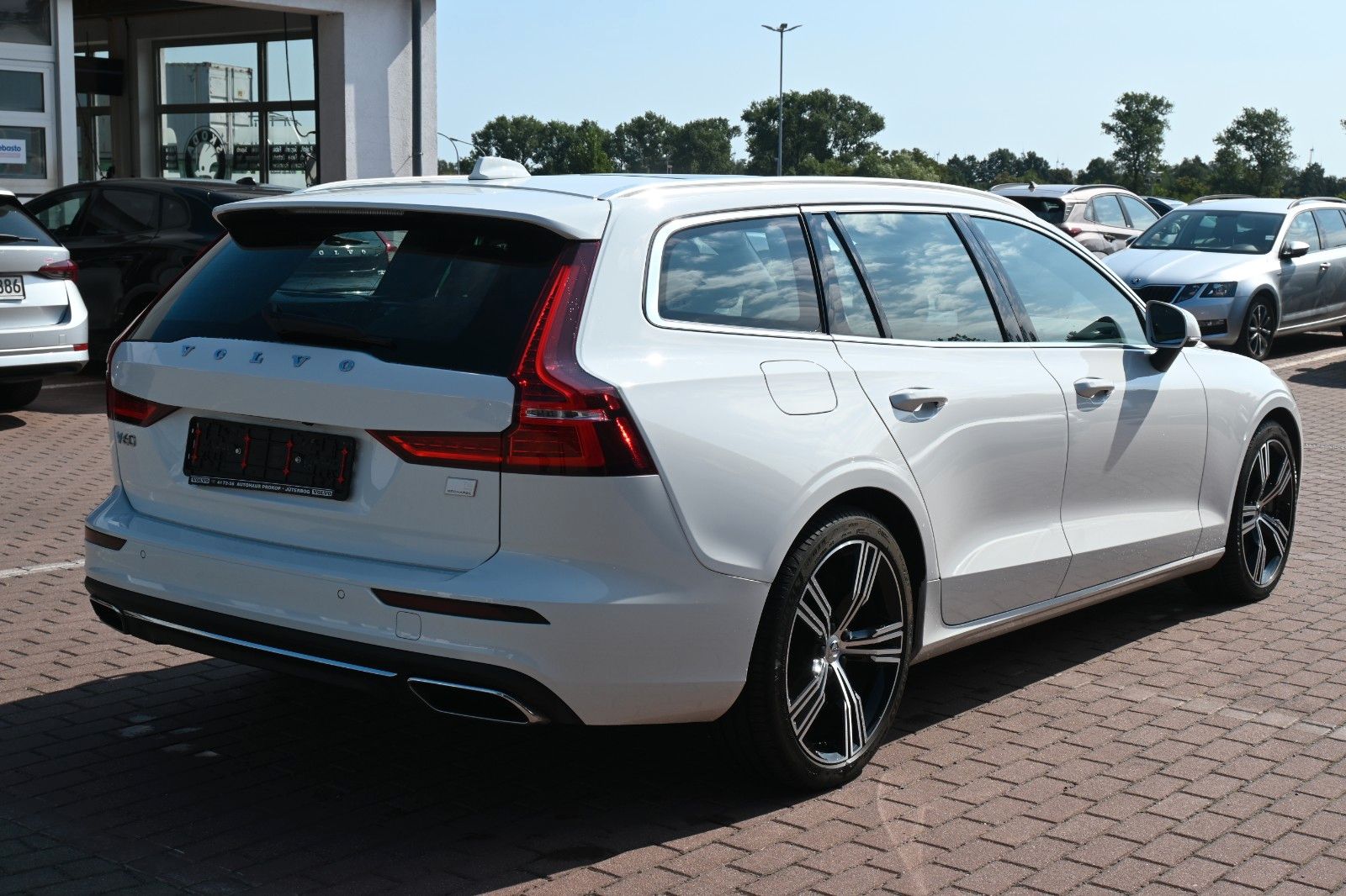 Fahrzeugabbildung Volvo V60 T6 Inscription PHEV AWD *Pano*RFK*LED*