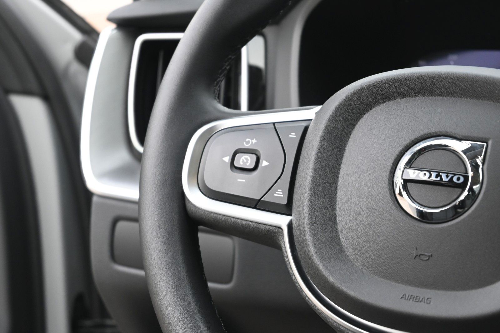Fahrzeugabbildung Volvo XC60 B4D FWD Core*RFK*Qi*el.Heckkl*GoogleMaps