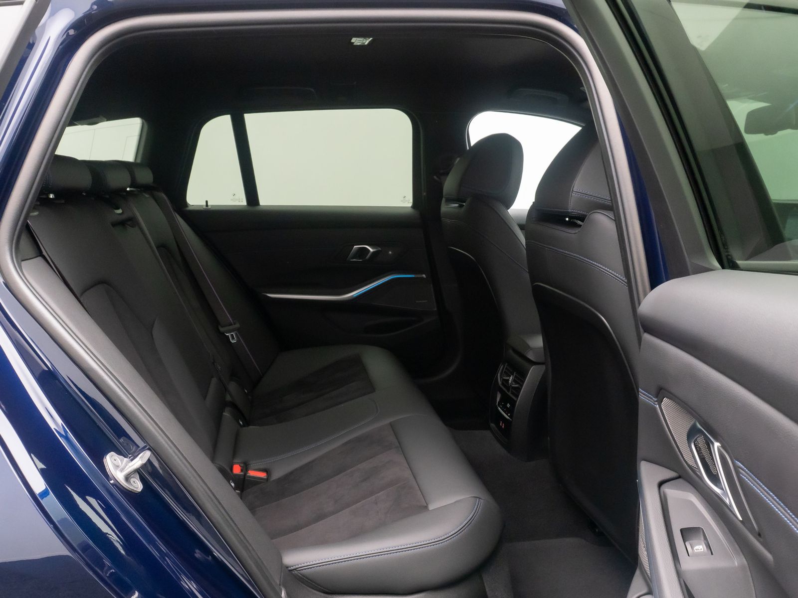 Fahrzeugabbildung BMW 330e xD M Sport H/K AHK HUD Kamera DAB Komfort