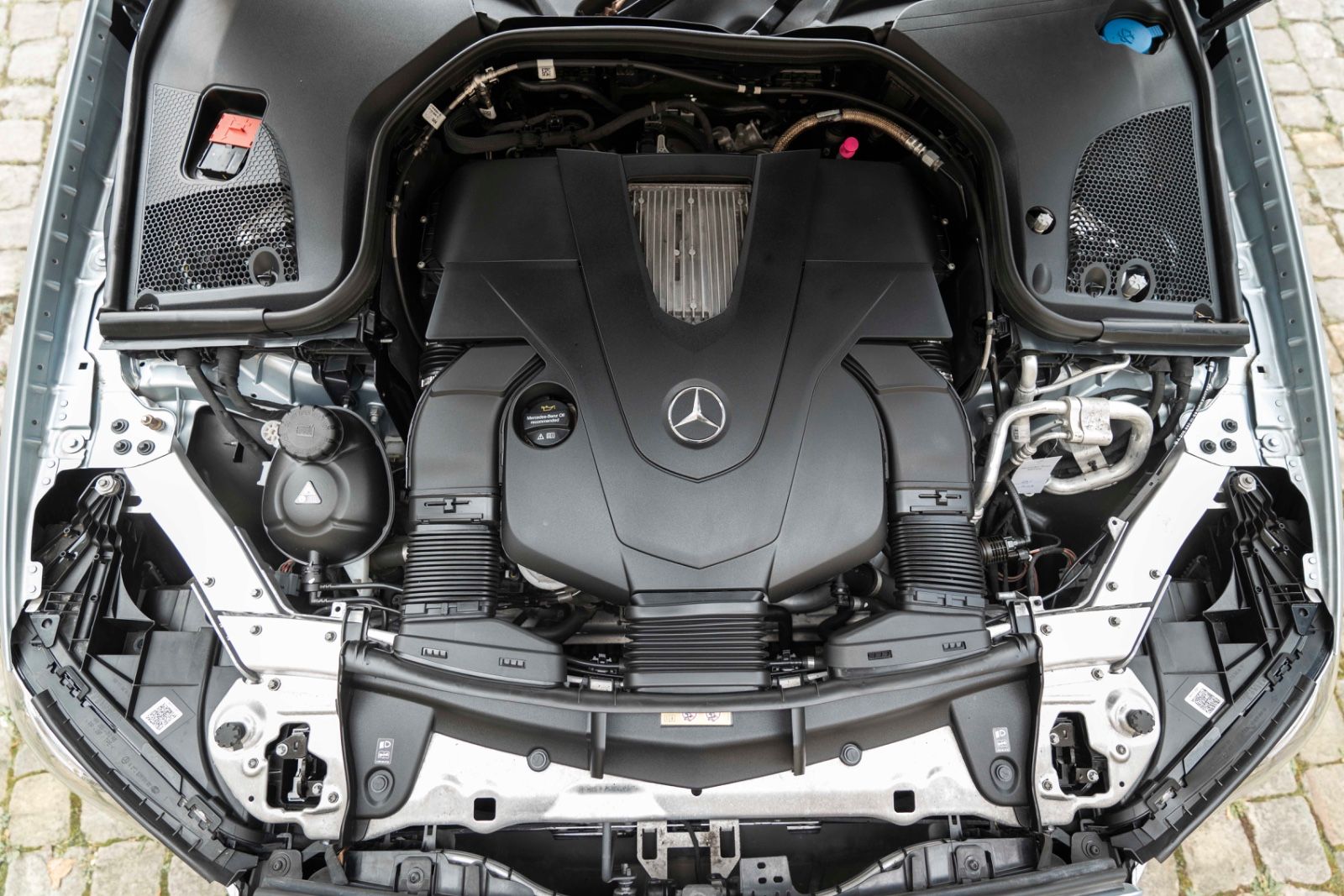 Fahrzeugabbildung Mercedes-Benz E 400 AMG 4MATIC LED KAM NAV ALC 8FACH AHK ACC