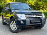 Mitsubishi Pajero 3.2 DI-D Instyle|NAVI|PANO|KAMERA|7SITZER - Mitsubishi Pajero mit Panoramadach