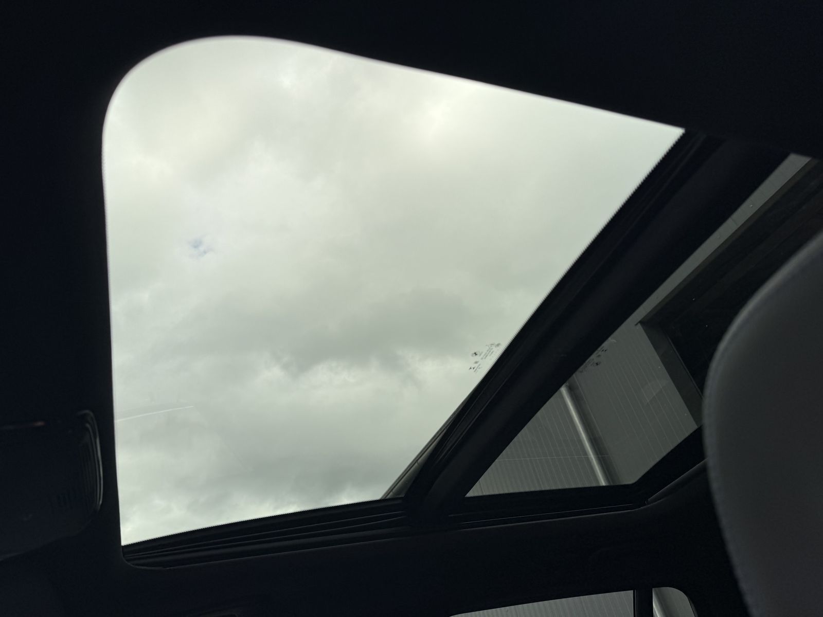 Fahrzeugabbildung BMW 330e Touring M-Sport NAV+LASER+PANO+H&K+360°+ACC