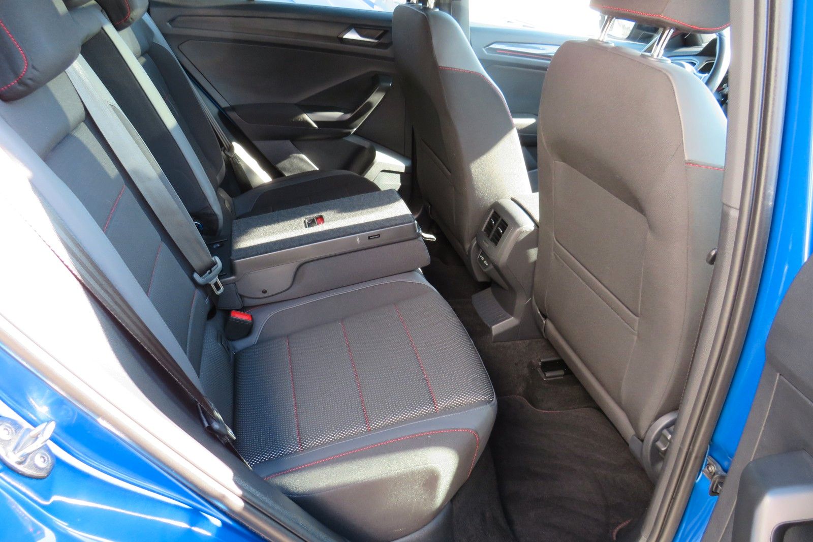 Fahrzeugabbildung Volkswagen T-Roc SPORT PANO AHK LED NAVI ACC PDC SITZH. 1.H