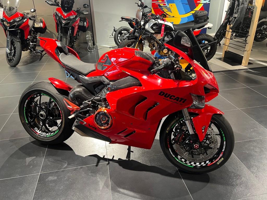 Ducati PANIGALE V4 MY23 viel Zubehör 